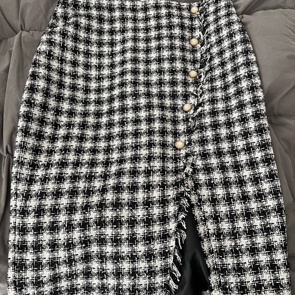 NWT L tweed with pearl accents skirt